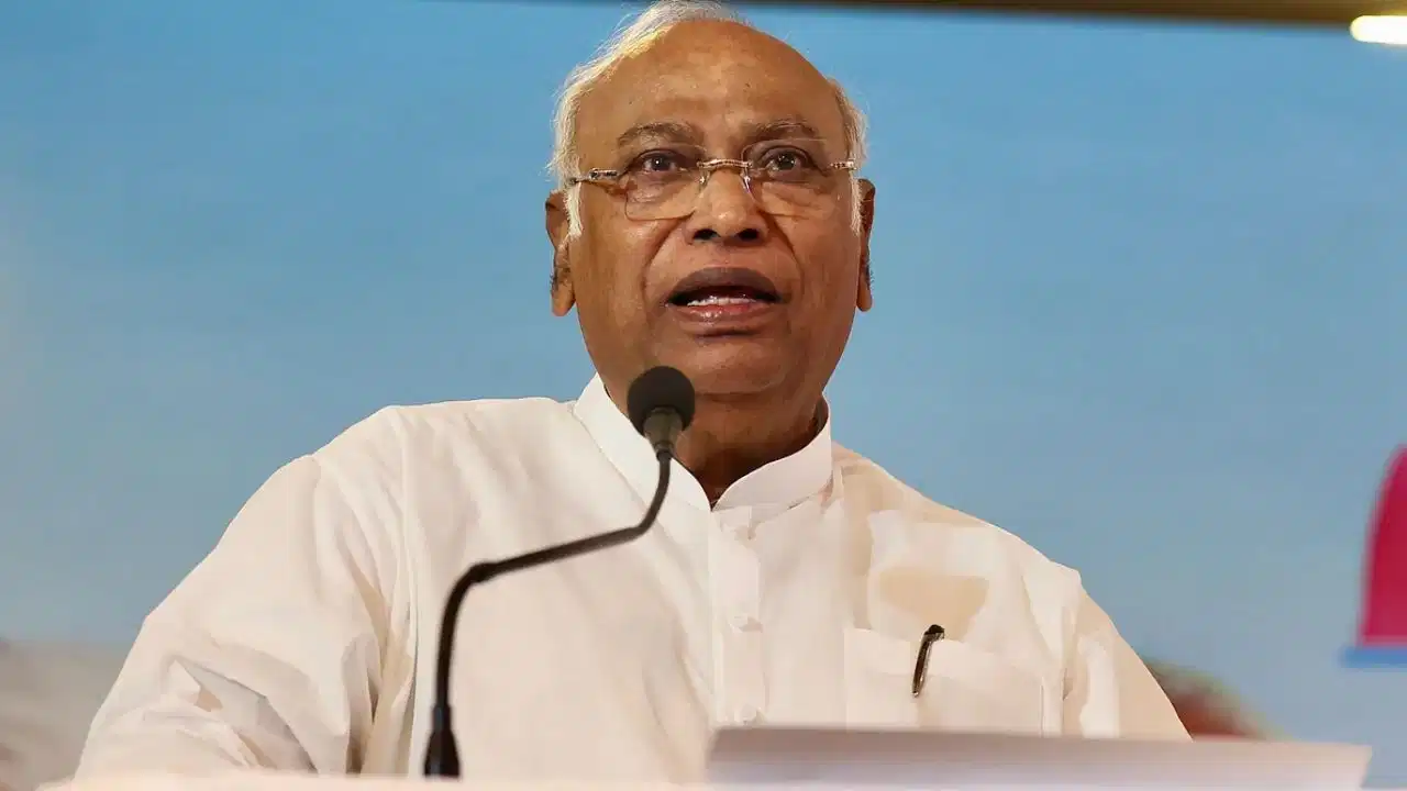 PM मोदी के लाल किले भाषण पर खरगे का तंज, बोले- गनीमत है यह नहीं कहा कि दुनिया भी मैंने बनाई