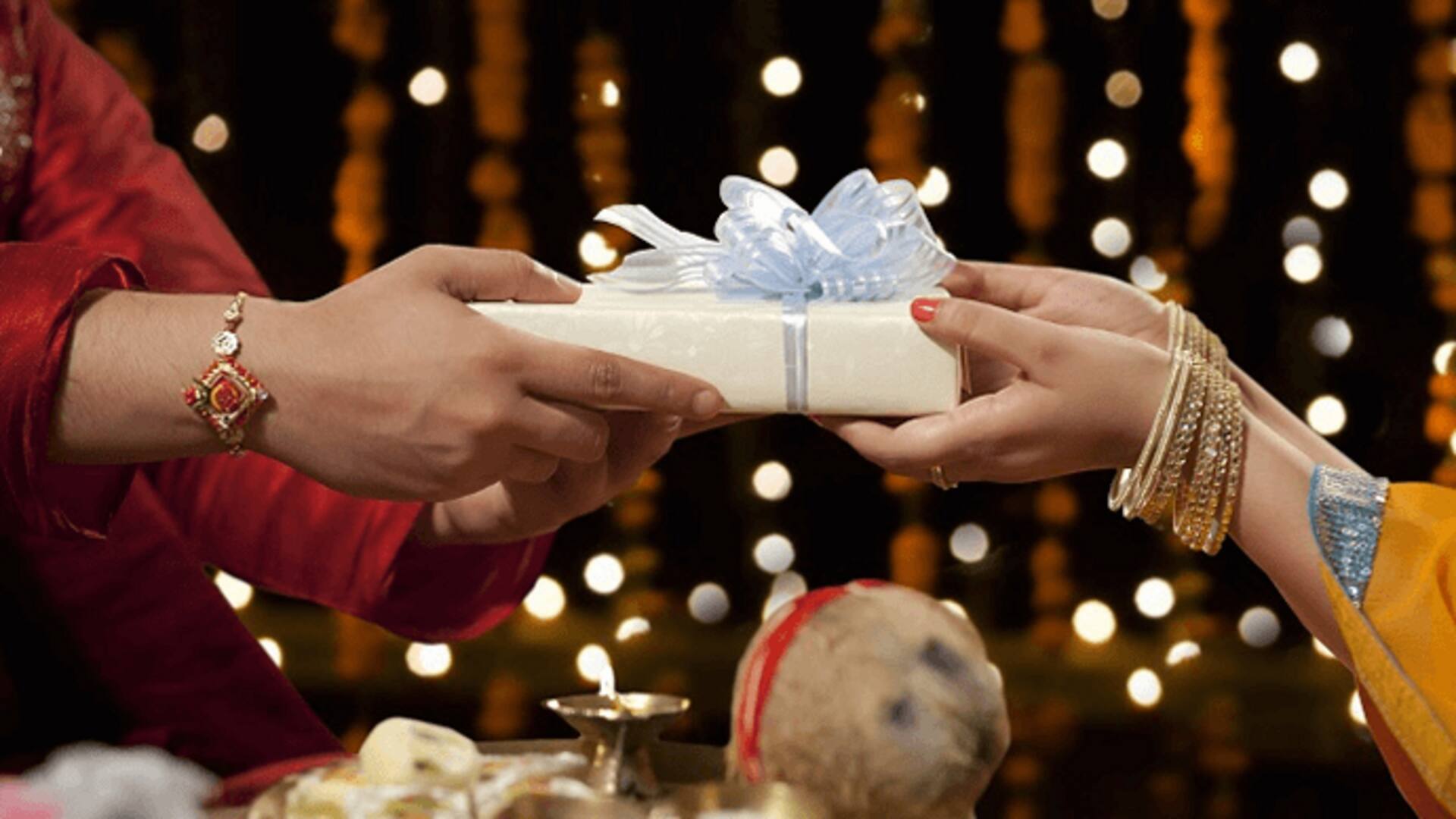 Raksha Bandhan Gift: रक्षाबंधन पर बहन को गिफ्ट देते समय इन चीजों से रहें सावधान, ज्योतिष में माना गया है अशुभ