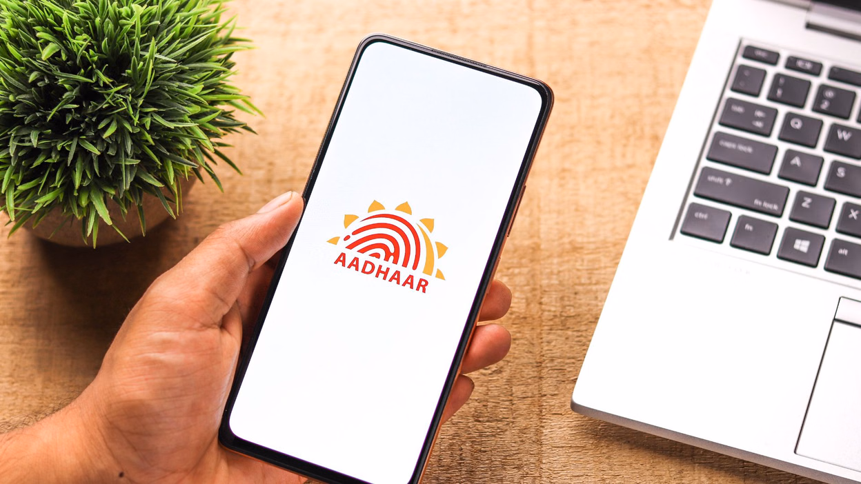 Aadhaar Address Update: घर बैठे बदलें आधार का पता, जानें ऑनलाइन अपडेट करने का आसान तरीका