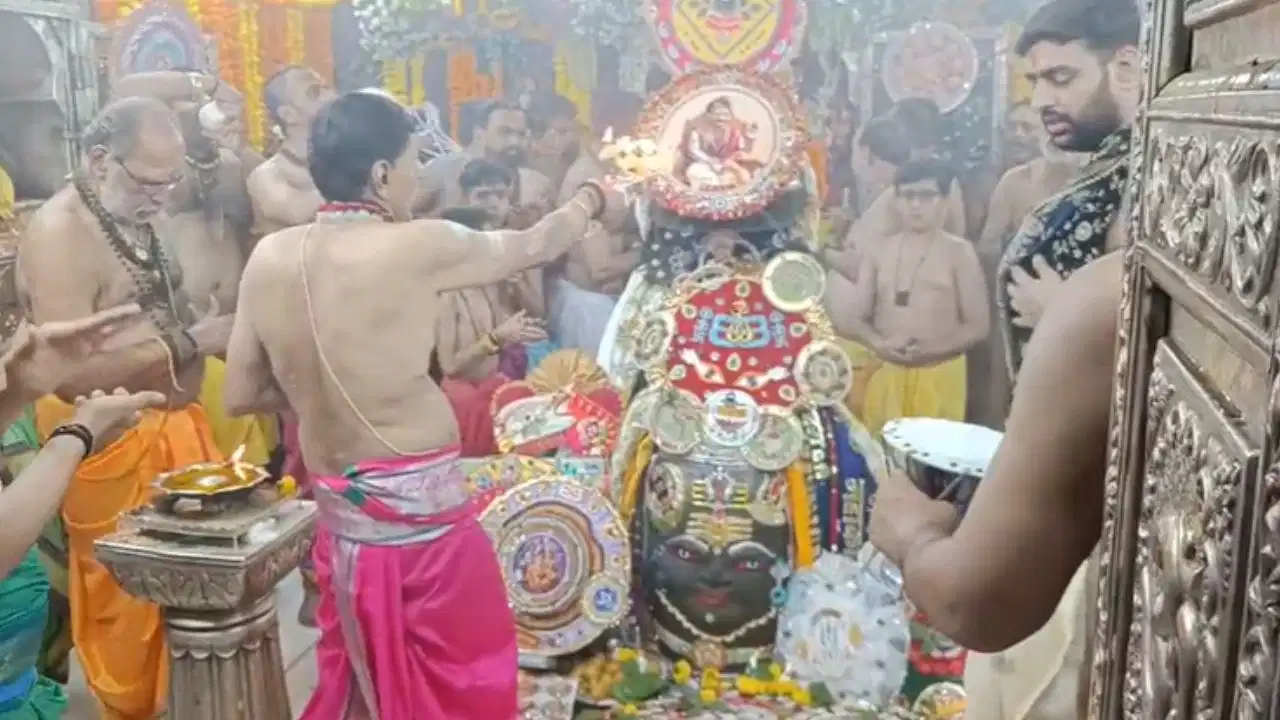 रक्षाबंधन पर सबसे पहले बाबा महाकाल को बांधी गई राखी, शैव-वैष्णव परंपरा से सजी राखियों ने खींचा ध्यान