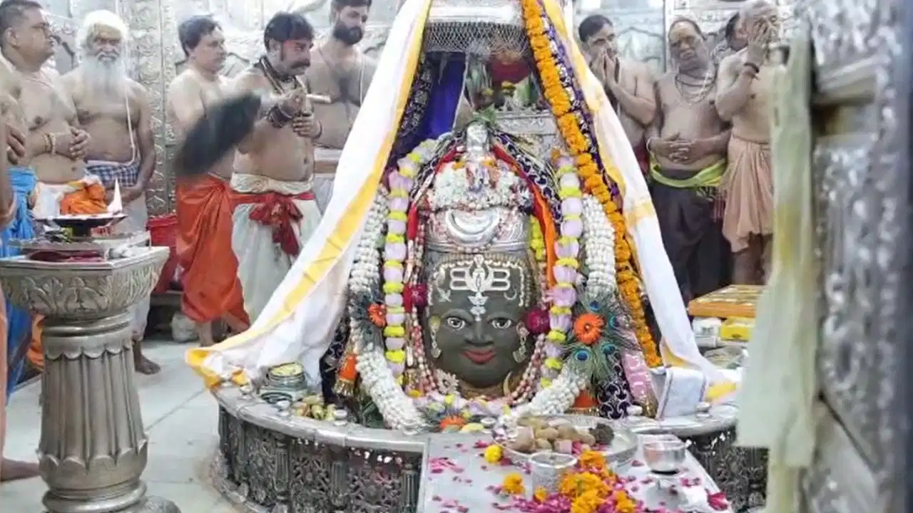 Sawan 2026: सावन के पहले सोमवार पर बाबा महाकाल का दिव्य रूप, ड्रायफ्रूट की माला से शृंगार के बाद हुई भस्म आरती
