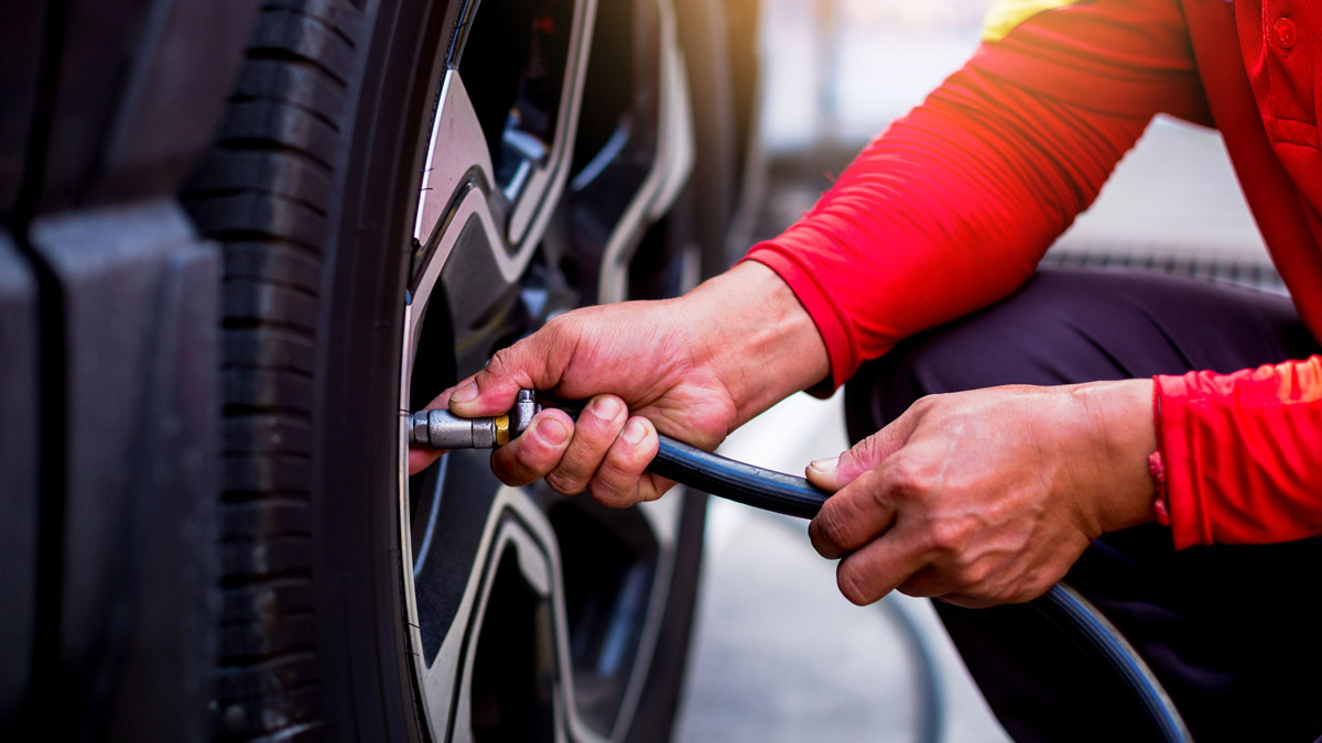 Monsoon Car Care: बारिश में कार के टायर में नाइट्रोजन भरवाएं या नॉर्मल हवा? जानें क्या है बेहतर विकल्प
