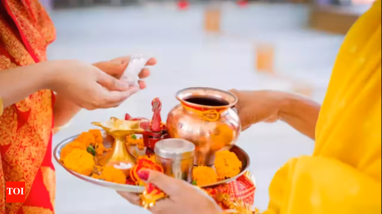Sawan Somwar 2026: सावन के आखिरी सोमवार पर इन चीजों का करें दान, भोलेनाथ की बरसेगी कृपा!
