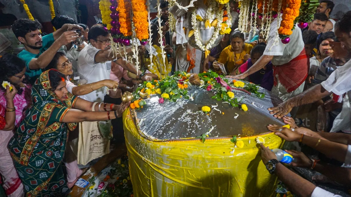 Sawan First Monday 2026: सावन के पहले सोमवार पर महादेव को अर्पित करें ये फूल, जानें किससे जुड़ी है कौन-सी मान्यता