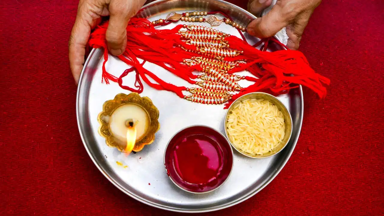 Raksha Bandhan 2026: क्यों मनाया जाता है रक्षाबंधन का पर्व? जानें रक्षा सूत्र का धार्मिक महत्व