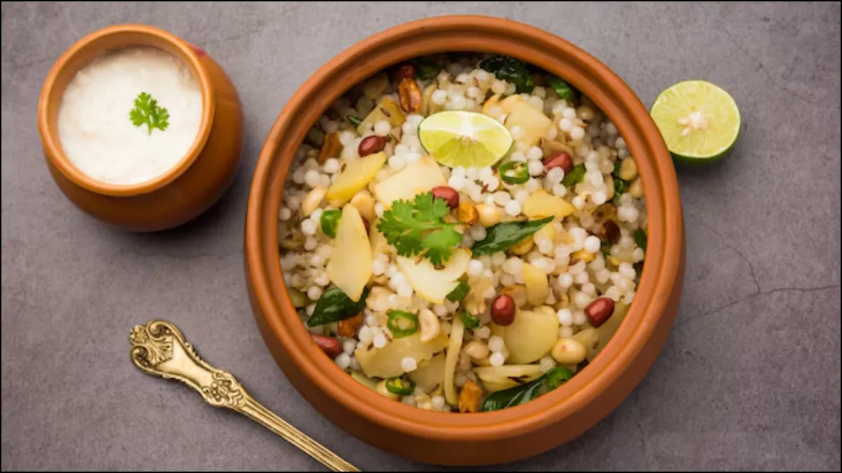 Sawan Somwar Vrat Recipe: व्रत में बनाएं खिली-खिली साबूदाना खिचड़ी, इस आसान ट्रिक से बिल्कुल नहीं चिपकेगा साबूदाना