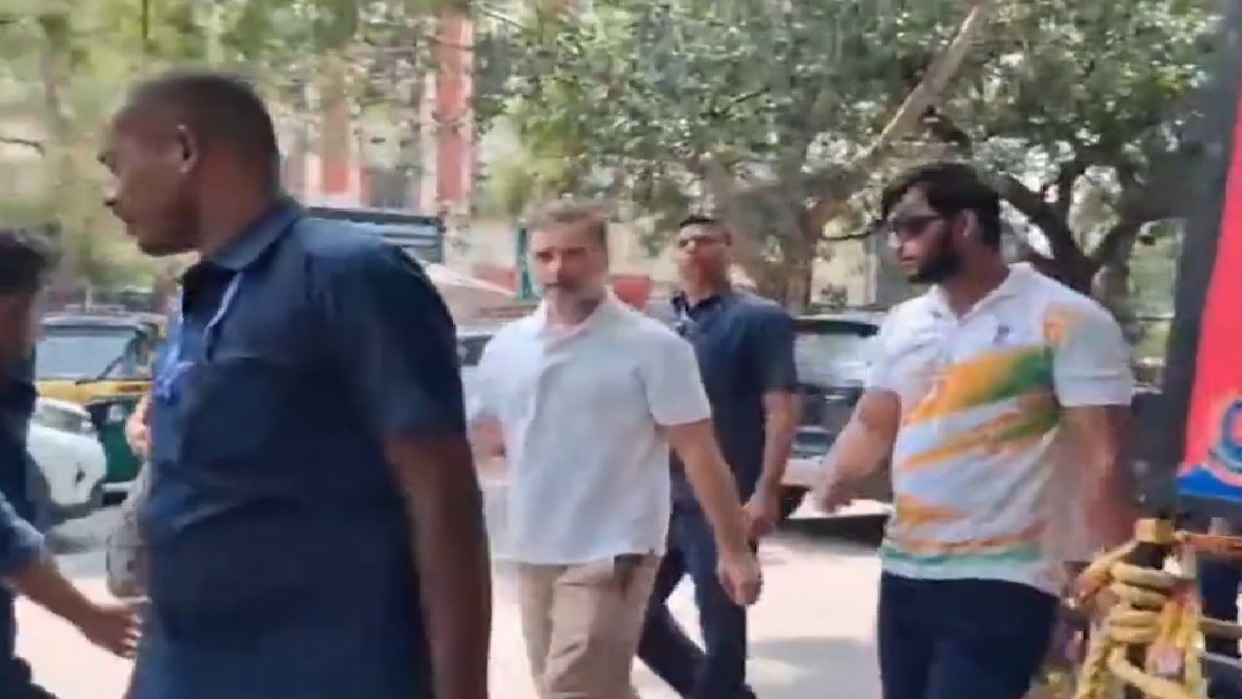 पैलेट गन से घायल शख्स को लेकर संसद मार्ग थाने पहुंचे राहुल, केस दर्ज कराने पर अड़े