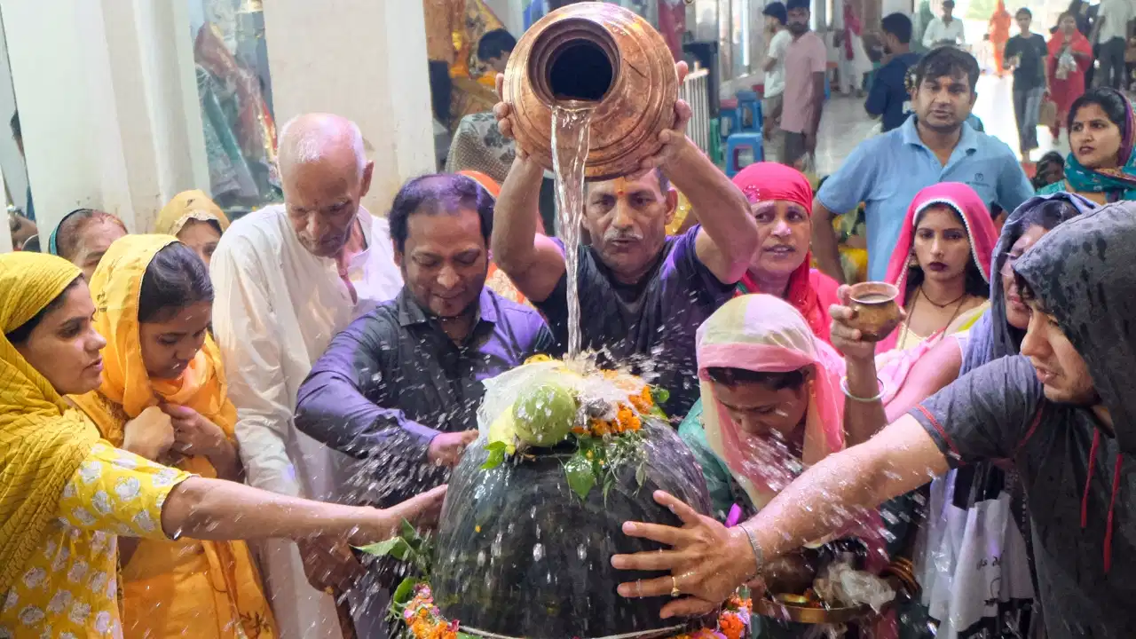 Sawan First Somwar 2026: सावन के पहले सोमवार पर ऐसे करें भोलेनाथ का अभिषेक, जानें पूजा की सही विधि और शुभ सामग्री