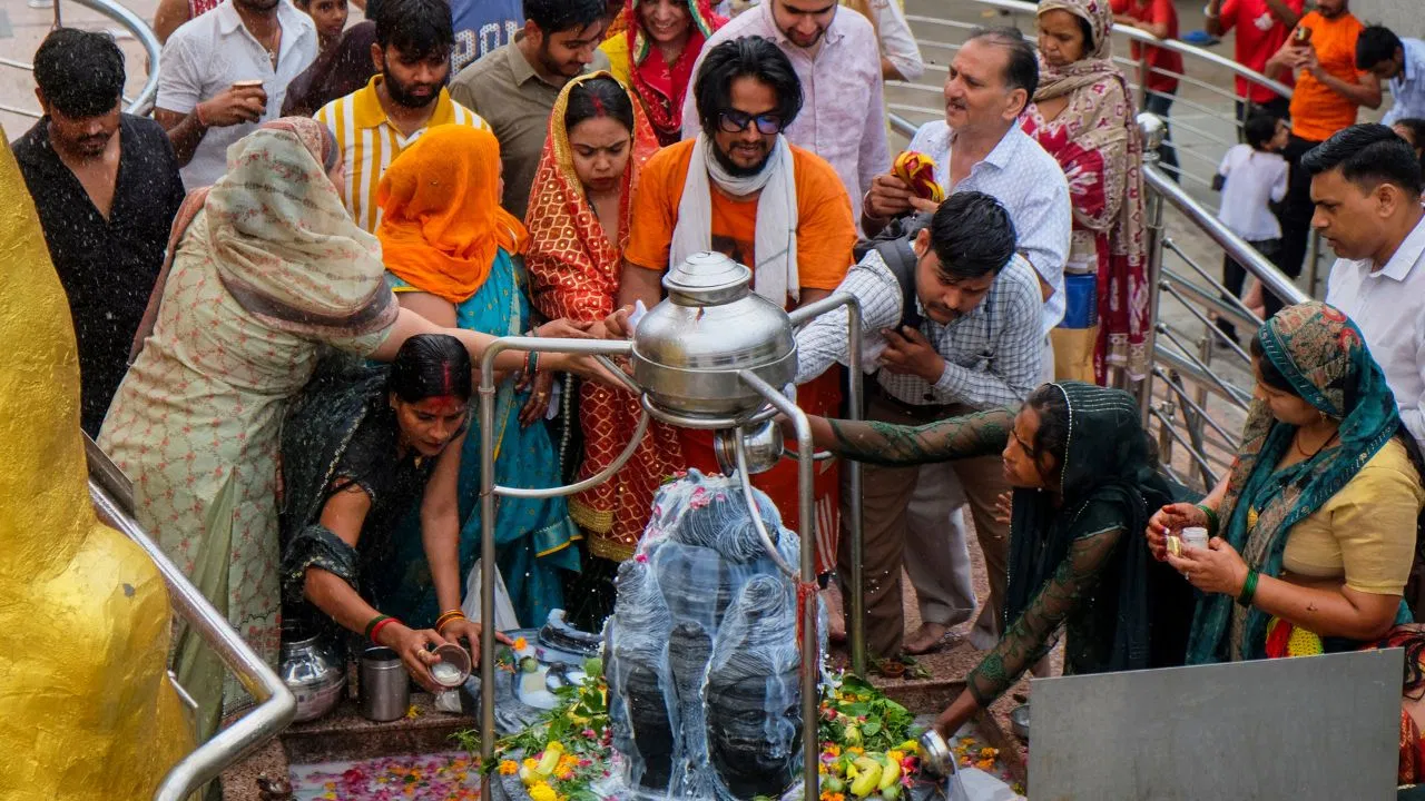 Sawan Somvar 2026: सावन सोमवार पर 6 साल बाद सोम प्रदोष का महासंयोग, इन चीजों से करें शिवलिंग का अभिषेक