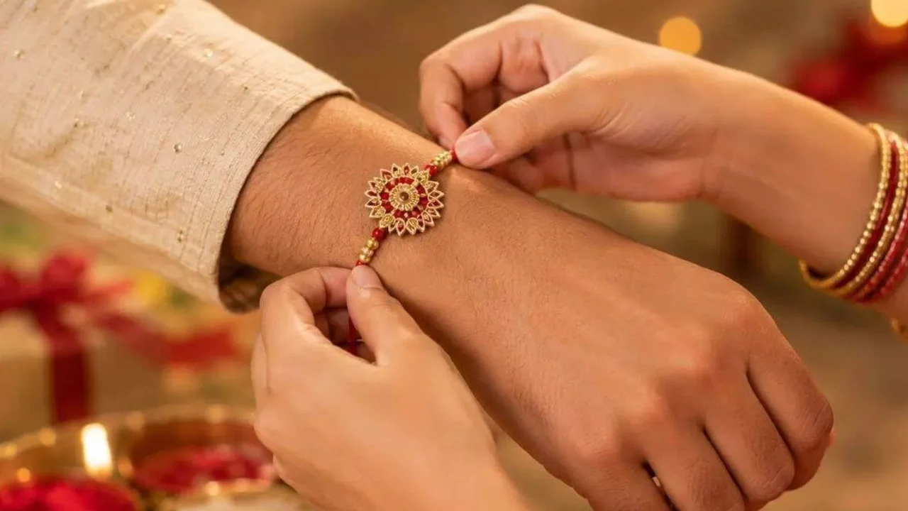 Raksha Bandhan 2026: बहन दूर हो तो कौन बांध सकता है राखी? जानें किन रिश्तों से जुड़ी है ये परंपरा