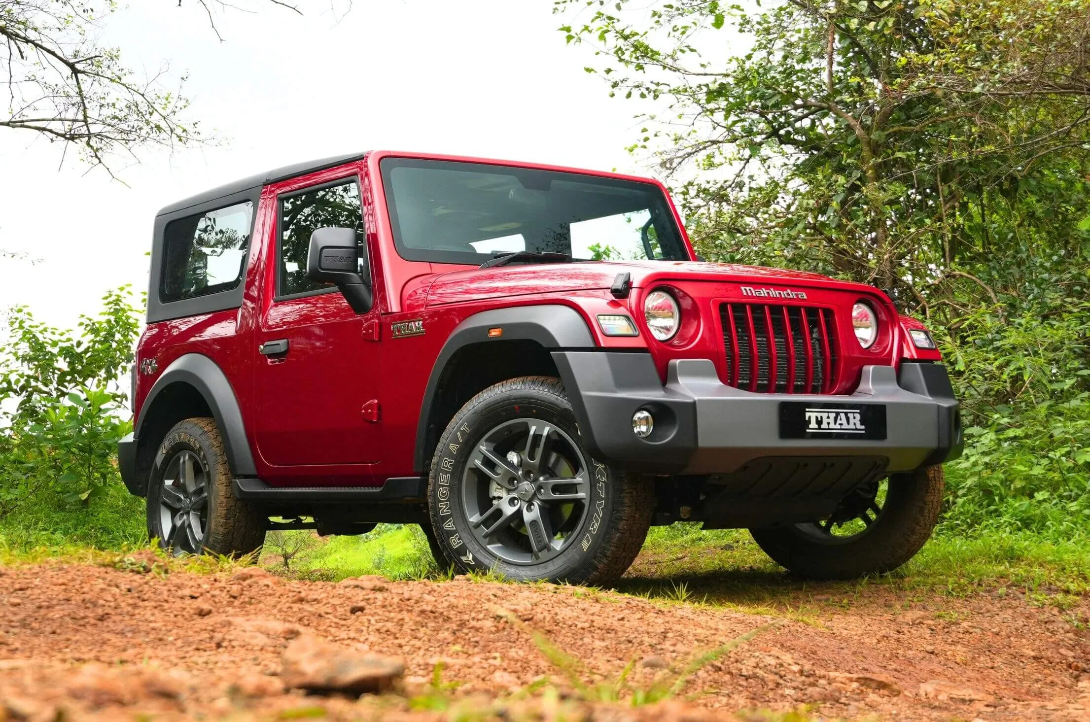 Mahindra Thar Facelift: लॉन्च से पहले सामने आई नई थार SUV की झलक, जानें क्या-क्या होंगे बदलाव