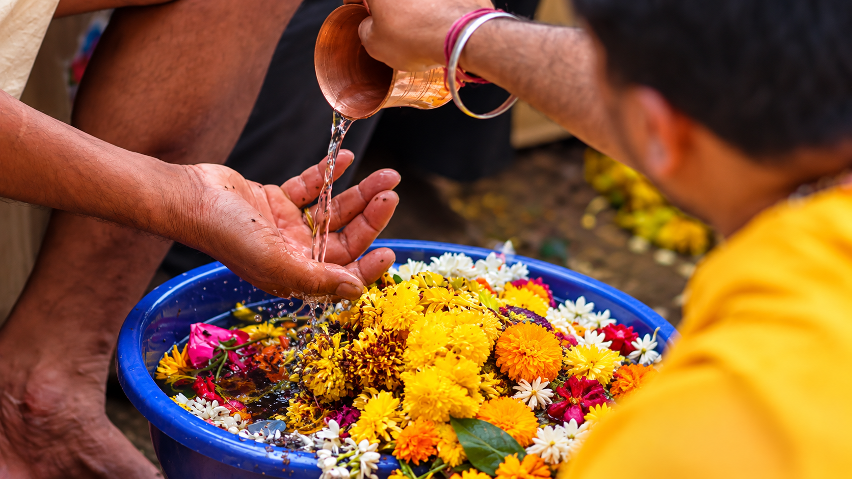 Pitru Paksha 2026: श्राद्ध में अंगूठे और तर्जनी के बीच से ही क्यों दिया जाता है जल? जानें पितृ तीर्थ का महत्व