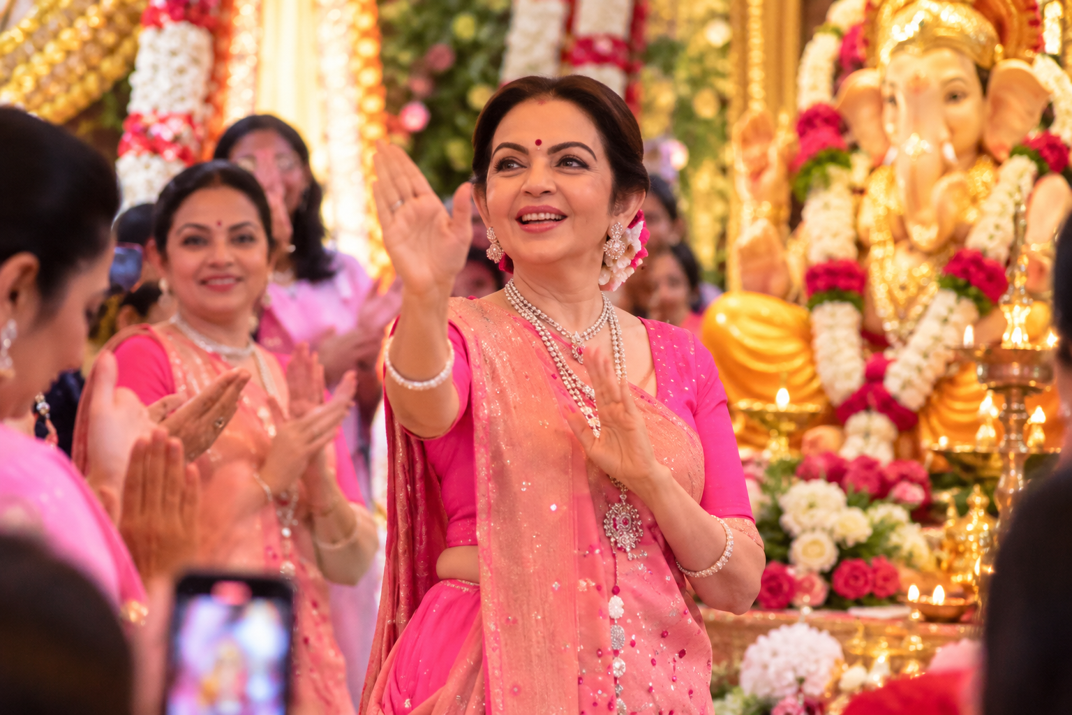 Antilia Ganesh Utsav: एंटीलिया में बप्पा की भक्ति में झूमीं नीता अंबानी, पिंक साड़ी में दिखा रॉयल अंदाज, VIDEO वायरल