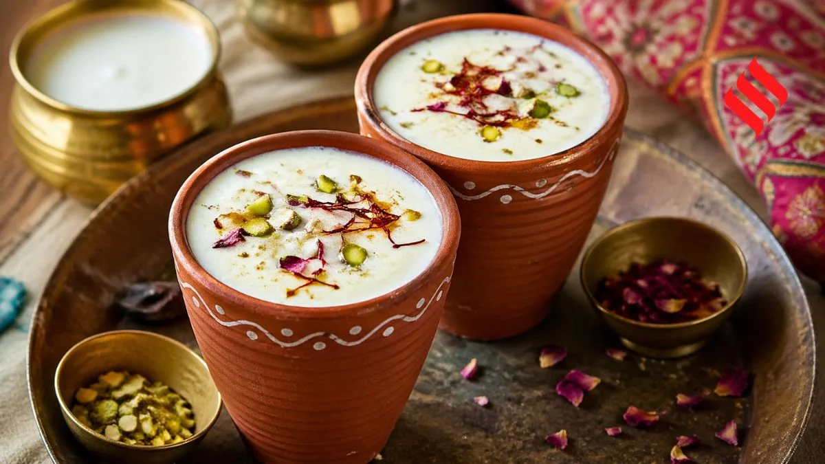गर्मी में चाहिए कुछ ठंडा और स्वादिष्ट? घर पर बनाएं मथुरा जैसी गाढ़ी लस्सी