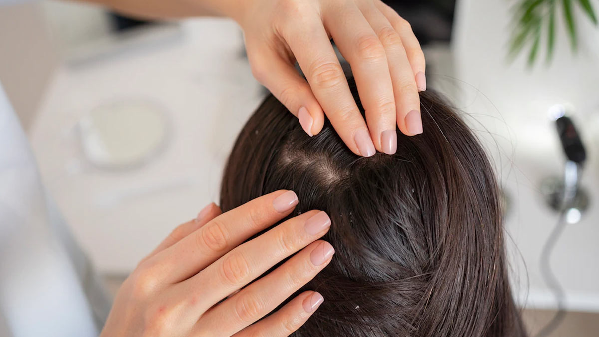 Hair Mask For Dry Scalp: सिर में खुजली और बालों का रूखापन कर रहा है परेशान? इन होममेड हेयर मास्क से पाएं राहत