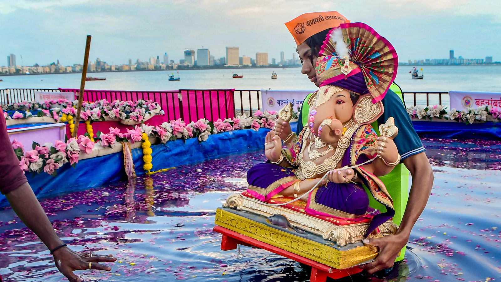 Ganesh Visarjan 2026: गणपति विसर्जन के समय किस दिशा में होना चाहिए बप्पा का मुख? जानें मान्यता और जरूरी नियम