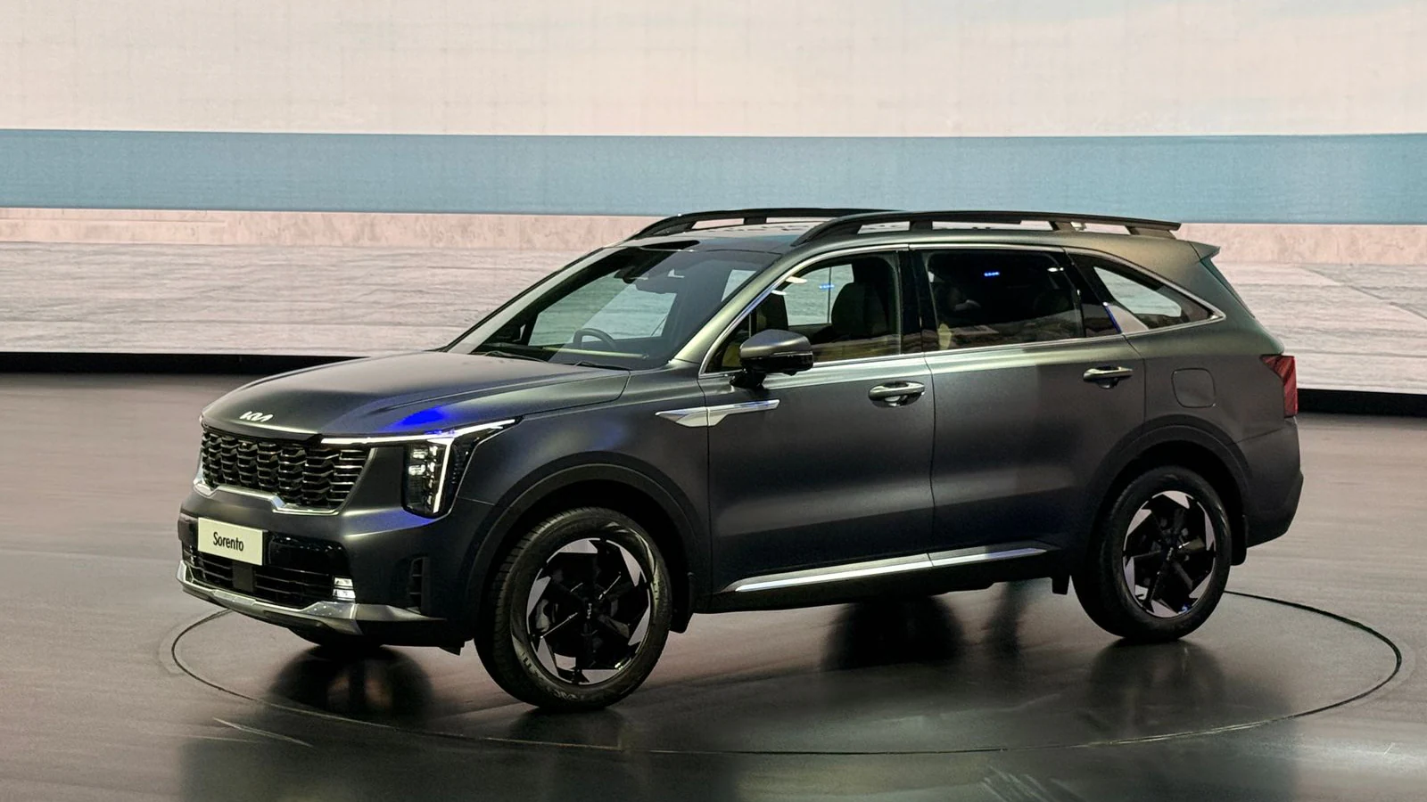 Kia Sorento भारत में लॉन्च, ₹27.99 लाख से शुरू कीमत; डीजल-हाइब्रिड इंजन का ऑप्शन