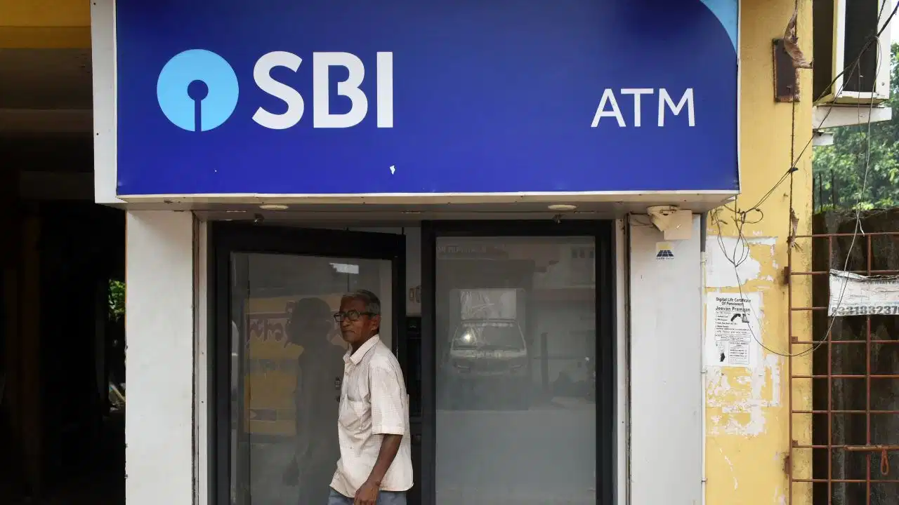 SBI ग्राहकों के लिए बड़ा बदलाव! 1 अक्टूबर से ATM के ये ट्रांजैक्शन पड़ेंगे भारी