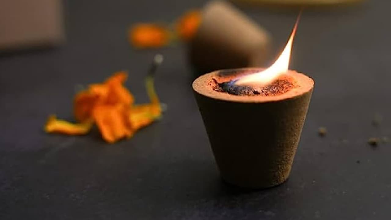पूजा के फूलों को फेंकने की बजाय बनाएं हवन कप्स, घर पर ऐसे करें दोबारा इस्तेमाल