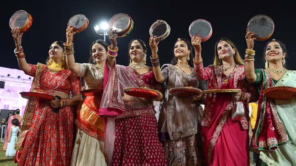 Karwa Chauth 2026: अक्टूबर में कब है करवा चौथ व्रत, जानें तिथि, पूजा मुहूर्त और चंद्रोदय का समय