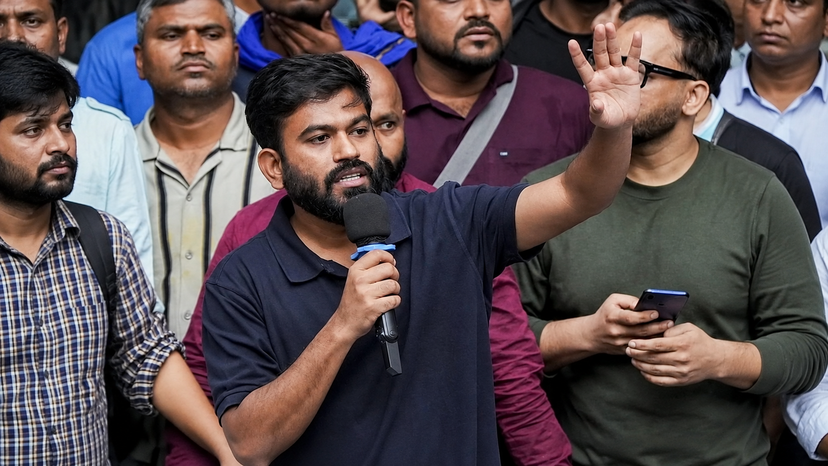 अभिजीत दीपके का सरकार पर तंज, बोले- अब नाव से गिरफ्तारी की कसर बाकी