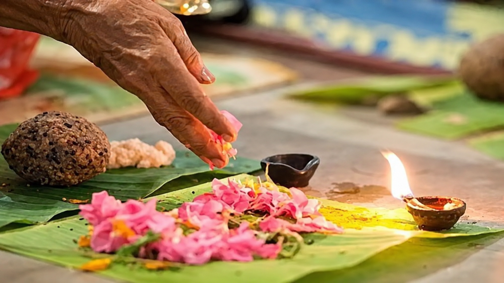 Pitru Aarti: पितृ पक्ष में इस विधि से करें पितरों की आरती, जानें संपूर्ण आरती और महत्व