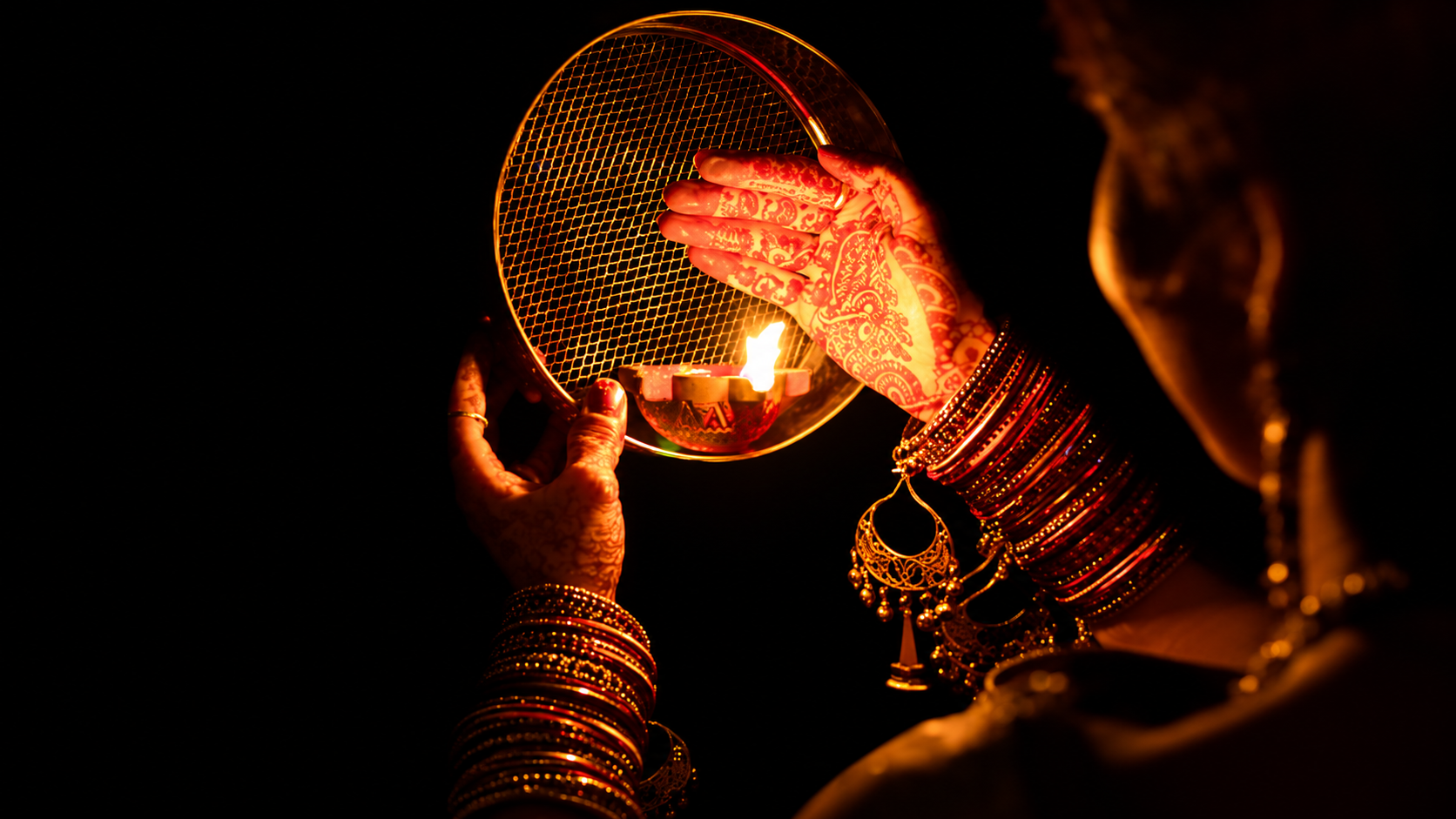 Karwa Chauth 2026: करवा चौथ पर व्रत खोलने का सही तरीका क्या है? जानें पूजा से पारण तक की विधि