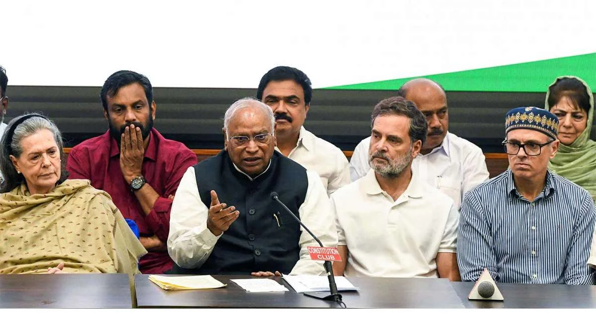 ज्ञानेश कुमार के खिलाफ मॉक संसद में महाभियोग का प्रस्ताव, राहुल गांधी की सैद्धांतिक सहमति