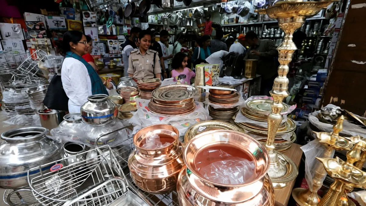 Dhanteras 2026: धनतेरस पर कौन सी धातु के बर्तन खरीदना माना जाता है शुभ? जानें पीतल, तांबे और चांदी का महत्व