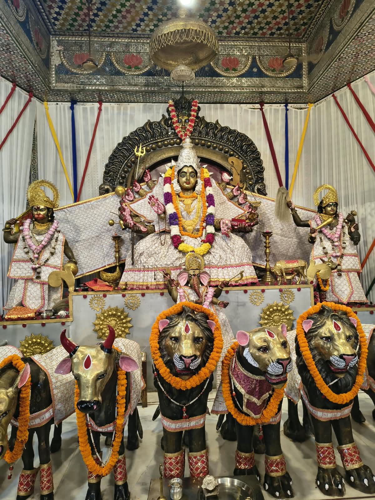 शारदीय नवरात्रि का पहला दिन आज, मां शैलपुत्री की पूजा करें और पढ़ें पौराणिक कथा व आरती