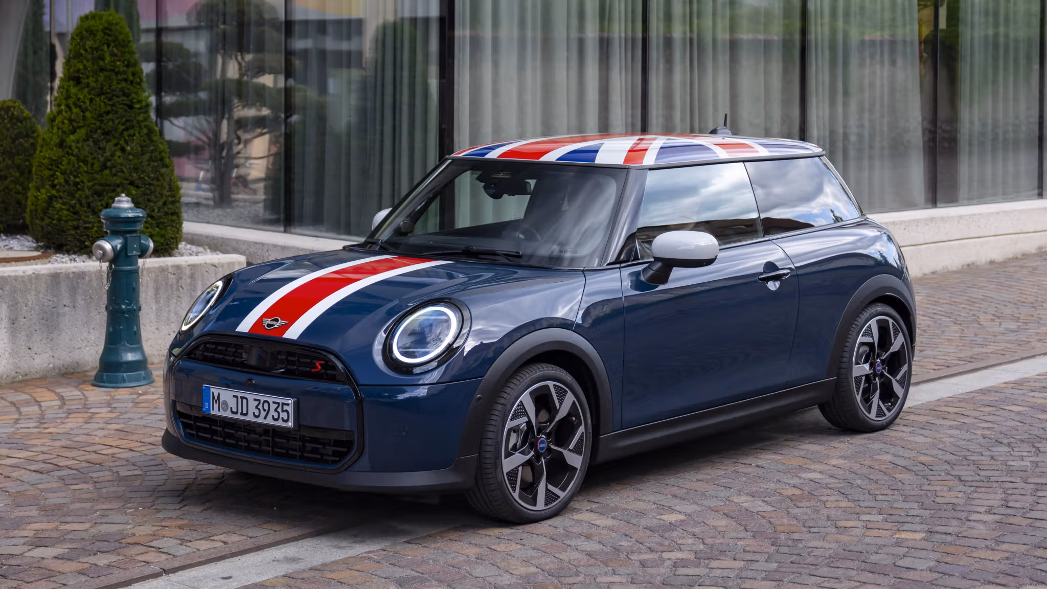 MINI Cooper Oxford Edition की बुकिंग शुरू, यूनियन जैक रूफ और 204hp इंजन के साथ आएगी ये लग्जरी कार
