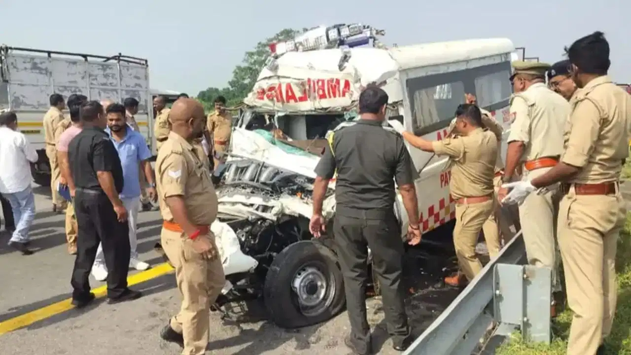 पूर्वांचल एक्सप्रेसवे पर दर्दनाक हादसा, शहीद का शव ले जा रही एंबुलेंस खड़े ट्रक में घुसी, 4 की मौत