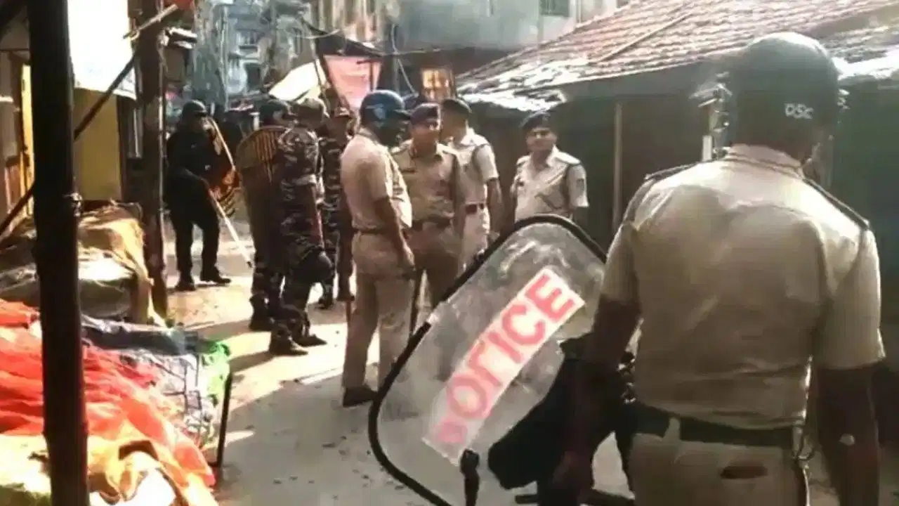 बंगाल में विजयादशमी के बैनर पर बवाल, BJP-TMC समर्थकों में भिड़ंत, चले अंडे
