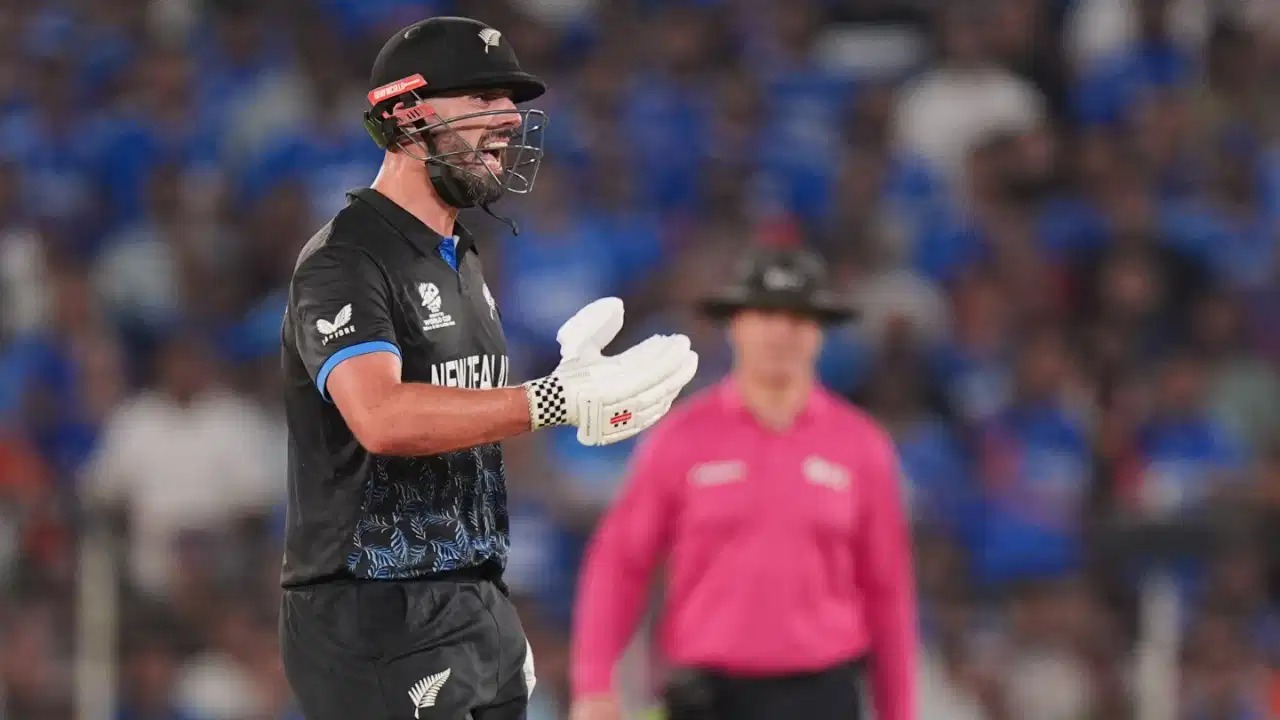 IND vs NZ: डैरेल मिचेल के छक्के से मचता बड़ा हादसा! बाउंड्री पर खड़े शख्स के सिर पर लगने से बाल-बाल बची गेंद