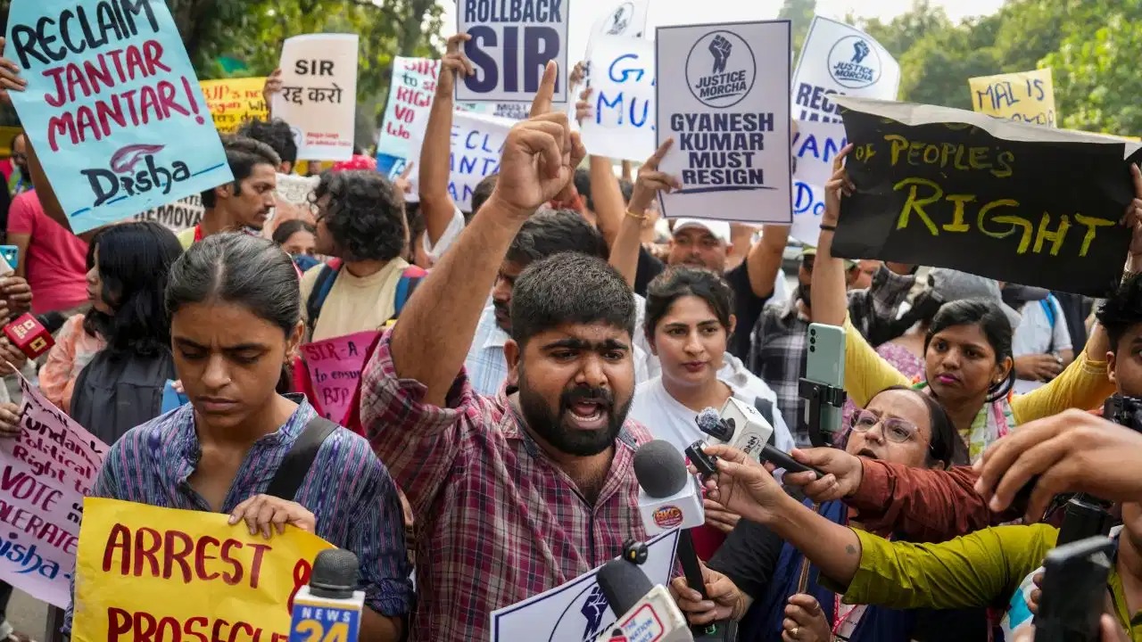 दिल्ली के प्रदर्शनों के पीछे विदेशी नेटवर्क? फ्रांस के IAP संगठन और 101 संगठनों पर क्या है दावा!