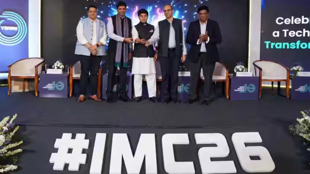 इंडिया मोबाइल कांग्रेस 2026: अब कारों से लेकर फैक्ट्रियों तक पहुंचेगी AI की ताकत