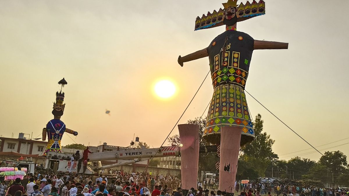 Dussehra 2026: आज कितने बजे होगा रावण दहन? जानें प्रदोष काल का शुभ मुहूर्त