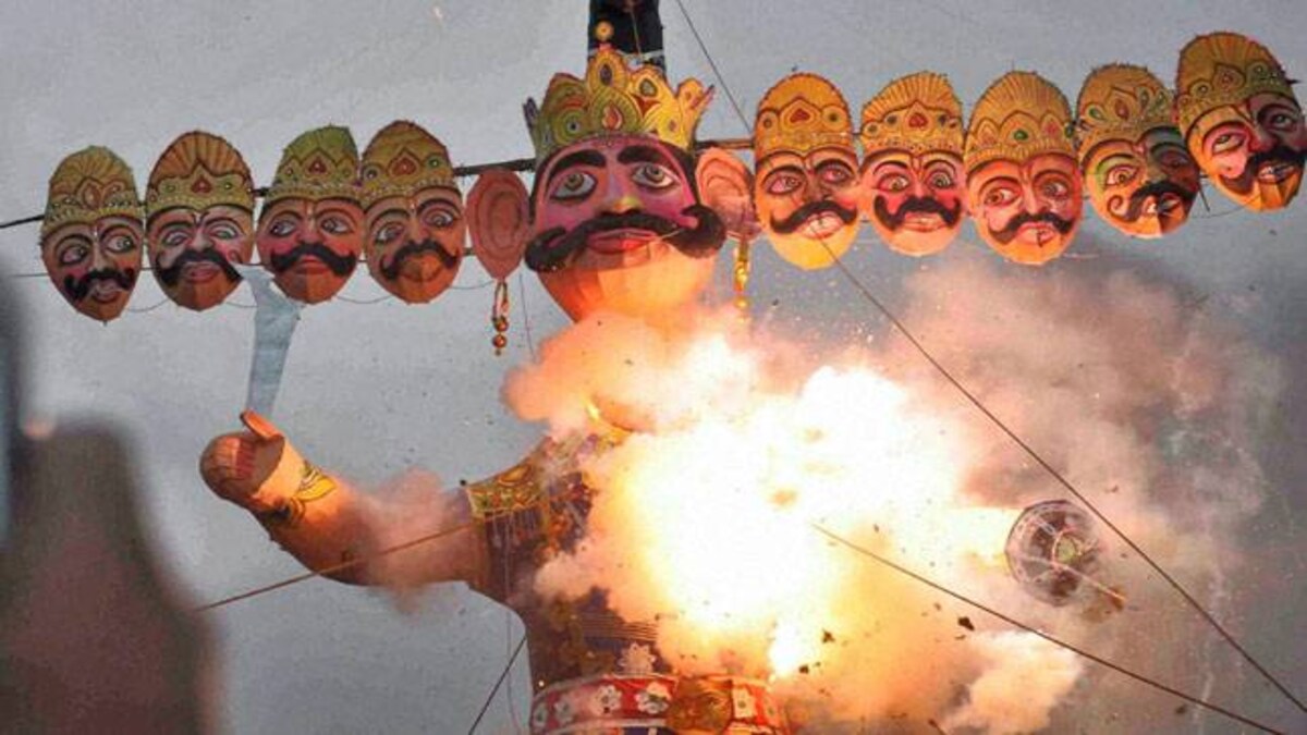 दशहरा पर रावण दहन के बाद राख घर लाना शुभ या अशुभ? जानें धार्मिक मान्यता