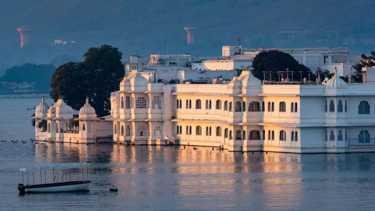 Udaipur Trip: झील के बीच बना है उदयपुर का ये शाही महल, नाव से पहुंचते हैं लोग, जानें क्या है खासियत